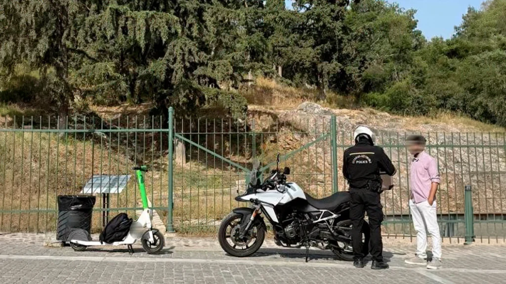 Τα πατίνια στο σφυρί λόγω προστίμων, ασφάλισης και κράνους: Γονείς που τα αγόρασαν στα παιδιά τους, τώρα τα πουλάνε