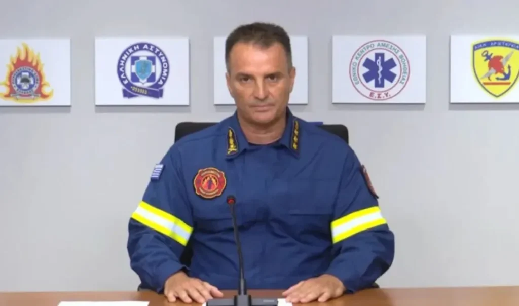 Βασίλης Βαθρακογιάννης: “Συλληπητήρια στις οικογένειες των δύο νεκρών” – Ενημέρωση για τις εναέριες επιχειρήσεις στα μέτωπα της φωτιάς (Βίντεο)