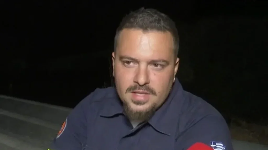 Τραγική ειρωνεία στη φωτιά στα Βίλια: Κάηκε το σπίτι εθελοντή πυροσβέστη την ώρα που ο ίδιος έσωζε τα σπίτια άλλων ανθρώπων Τραγική ειρωνεία στη φωτιά στα Βίλια: Κάηκε το σπίτι εθελοντή πυροσβέστη την ώρα που ο ίδιος έσωζε τα σπίτια άλλων ανθρώπων