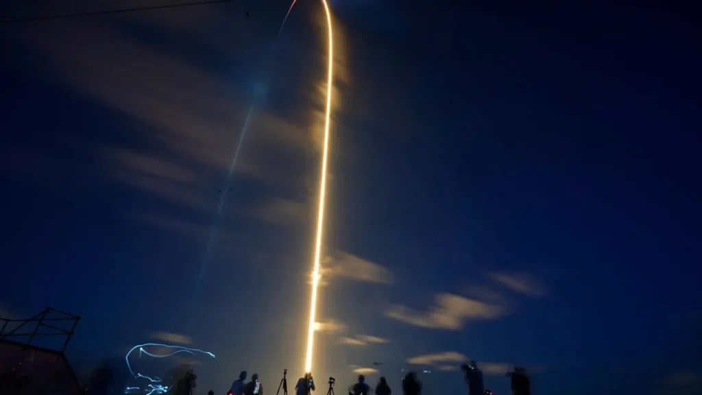 Πύραυλος της SpaceX θα συντριβεί στη Σελήνη με 8.400 χλμ/ώρα – Κρούση ίση με τρεις τόνους TNT Πύραυλος της SpaceX θα συντριβεί στη Σελήνη με 8.400 χλμ/ώρα – Κρούση ίση με τρεις τόνους TNT