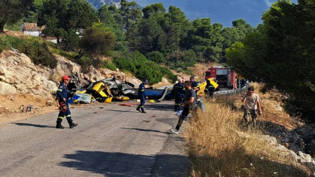 Οι πρώτες εικόνες από τα συντρίμμια του ενός πυροσβεστικού ελικοπτέρου μετά τη σύγκρουση στην Ψάθα Οι πρώτες εικόνες από τα συντρίμμια του ενός πυροσβεστικού ελικοπτέρου μετά τη σύγκρουση στην Ψάθα