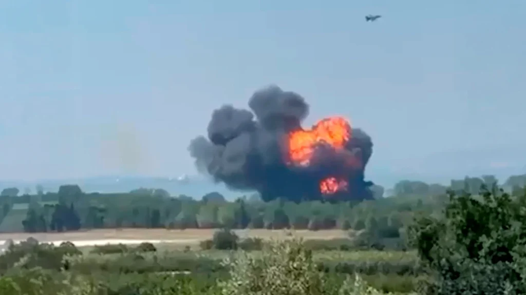 Το τουρκικό F-16 περνά πάνω από αυτοκίνητο και συντρίβεται λίγα μέτρα μακριά – Νέα βίντεο από την πτώση του μαχητικού στη Γιάλοβα