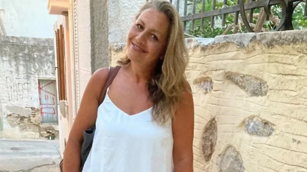 «Ένα τσίμπημα από τσιμπούρι άλλαξε τη ζωή μου»: Η 51χρονη που έπεσε σε κώμα μετά τις διακοπές στη Σύρο «Ένα τσίμπημα από τσιμπούρι άλλαξε τη ζωή μου»: Η 51χρονη που έπεσε σε κώμα μετά τις διακοπές στη Σύρο