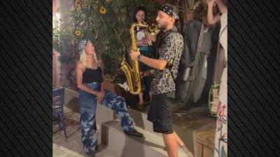Η Άννα Βίσση απόλαυσε μπάντα που έπαιξε Τσιτσάνη σε δρόμο στο Φισκάρδο, δείτε βίντεο